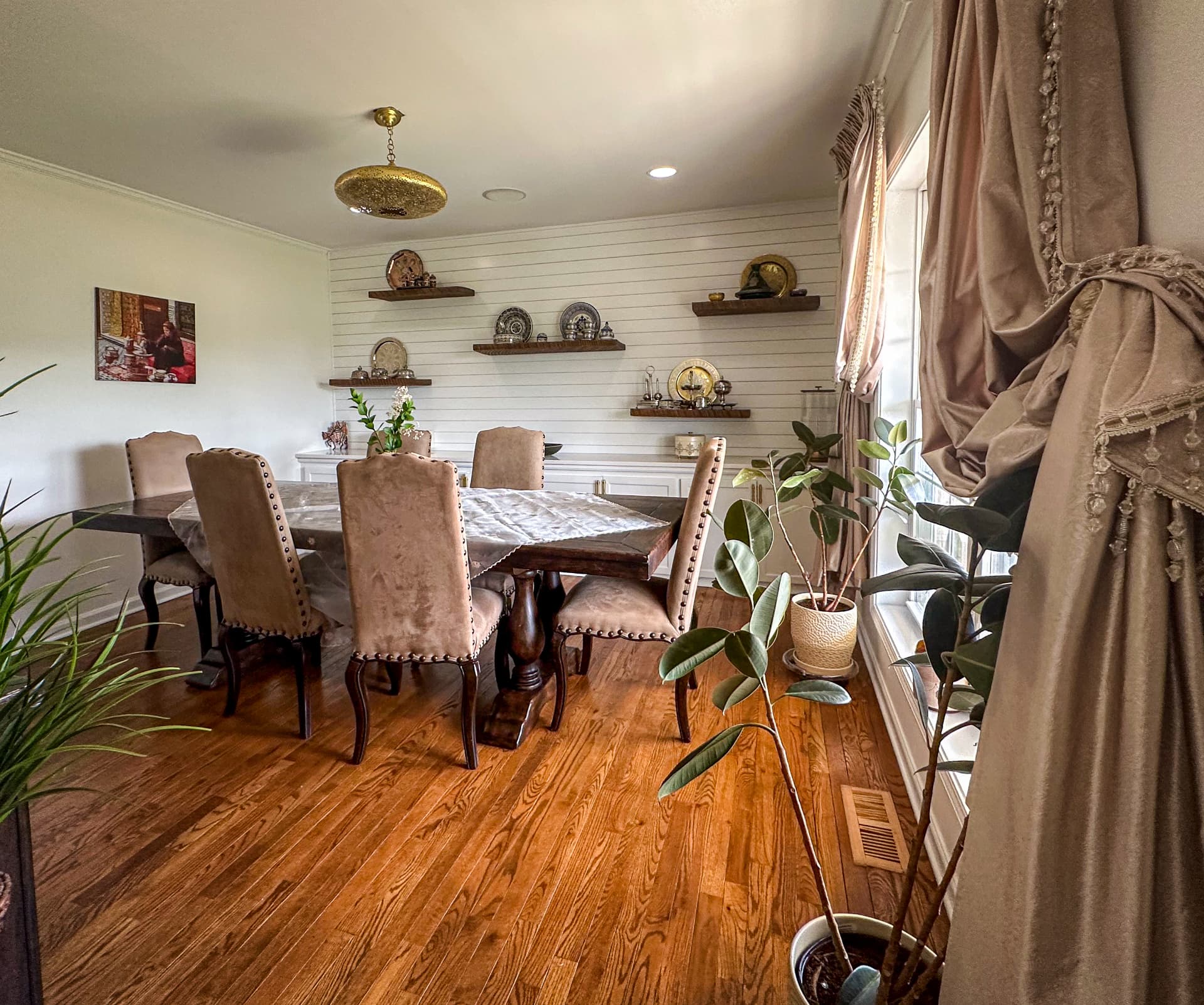 The dining room and long table inside Munaya Maison