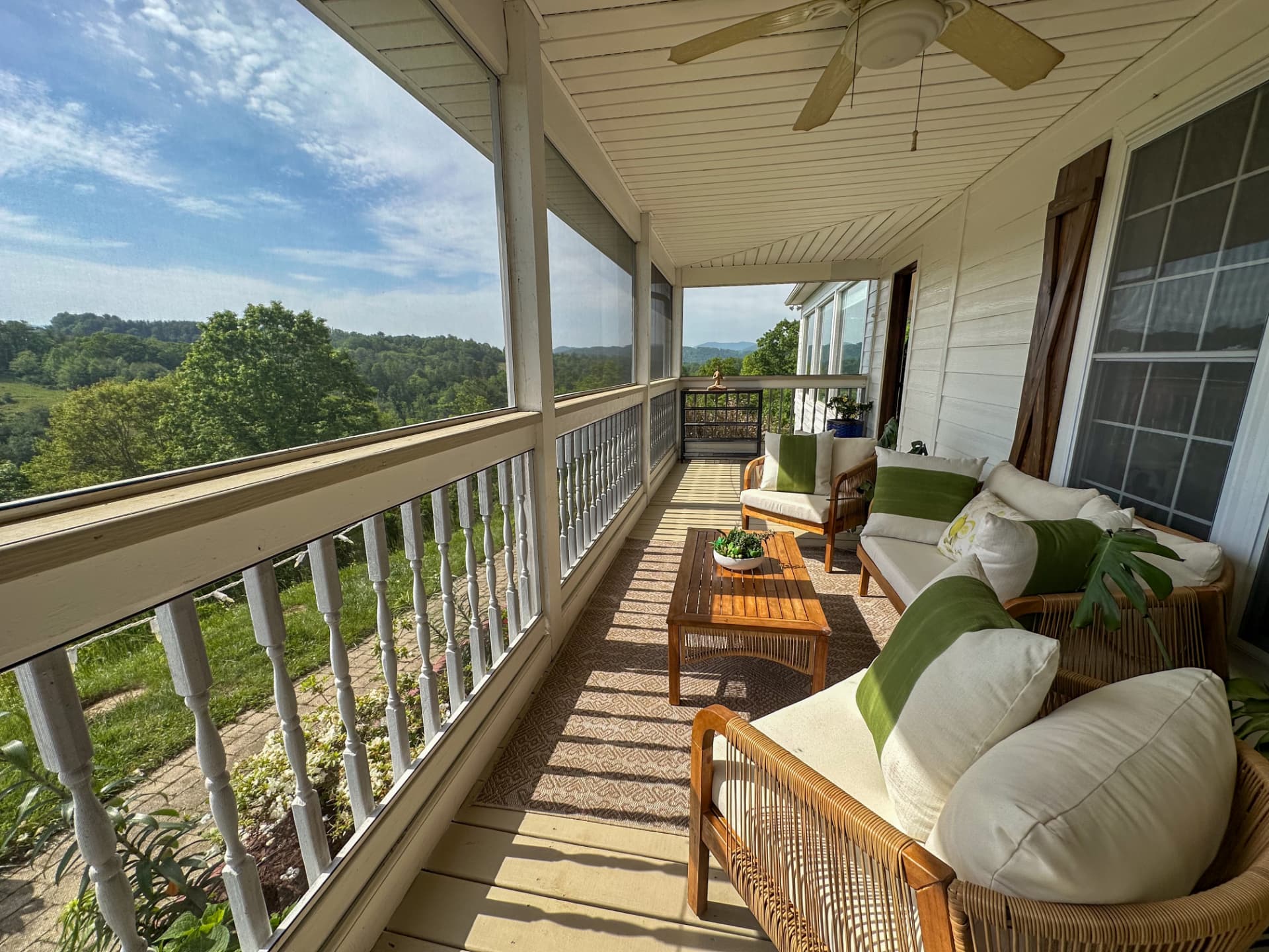 The screened porch at Munaya Maison with mountain views